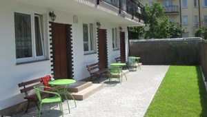 pokoje 3 osobowe z �azienkami i oddzielnym wej�ciem, zdj�cie zrobione z miejsca w kt�rym stoi grill