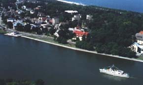 Dziwn�w - statek wycieczkowy na rzece Dziwna