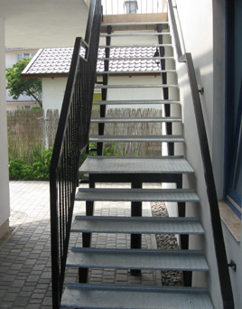 schody na pokoje z �azienkami na pi�trze